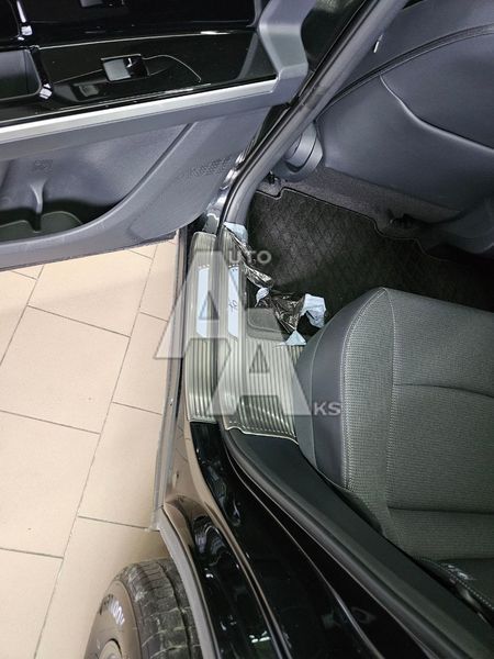 Комплект внутрішніх накладок на пороги для Subaru Solterra 2022 2023 2024 сріблястий 00378 фото